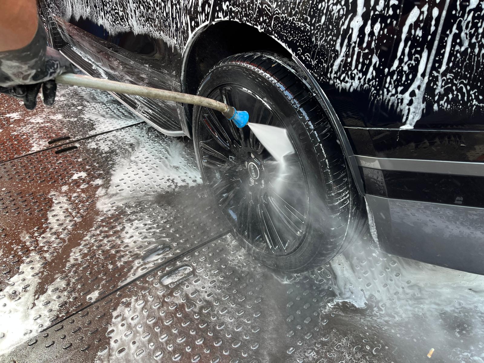 Bubbles Car Spa wheel clean stage